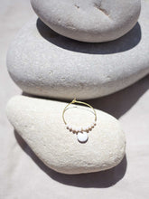 Cargar imagen en el visor de la galería, Aros de 20mm bañados en Oro con detalle de pieza circular esmaltada 8mm blanco y cristal 2mm blanco Opal.
