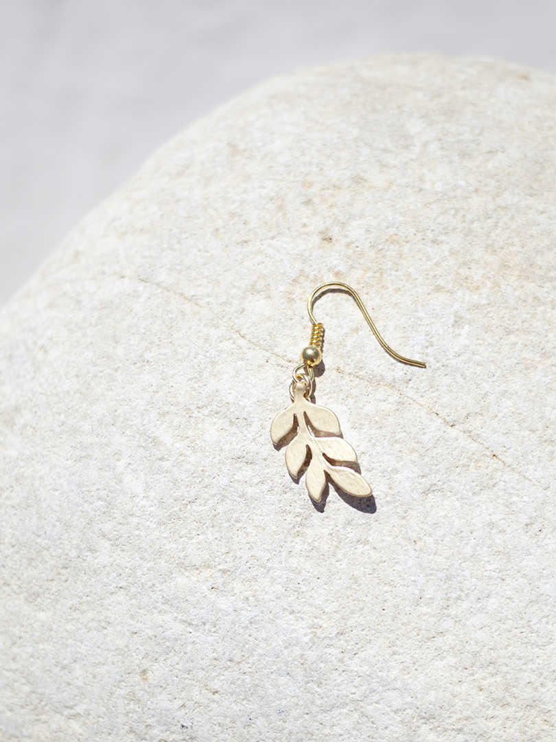 Pendientes con Hoja mini 20x10mm bañada en Oro mate.