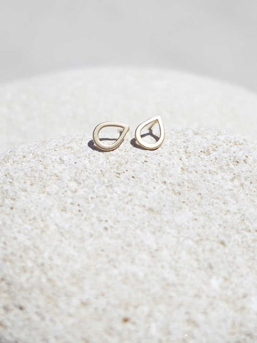 Pendientes lágrima 8x6mm bañada en Oro mate.