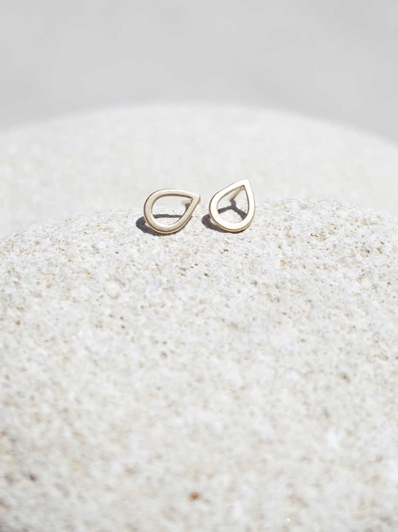 Pendientes lágrima 8x6mm bañada en Oro mate.