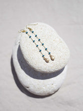 Cargar imagen en el visor de la galería, Pendientes 5cm largo con cadena de rosario verde azulado y detalle de lágrima facetada 8x5mm bañada en Oro mate.
