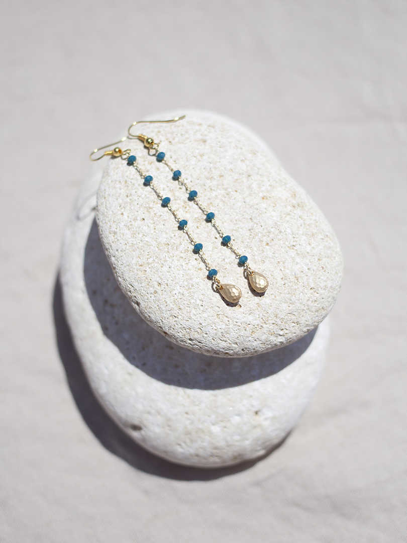 Pendientes 5cm largo con cadena de rosario verde azulado y detalle de lágrima facetada 8x5mm bañada en Oro mate.