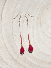 Cargar imagen en el visor de la galería, Pendientes 7cm largo con cadena sencilla 1mm bañada en Oro, lágrima facetada de cristal y miyuki granate.
