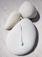Cargar imagen en el visor de la galería, Pendientes 7cm largo con cadena sencilla 1mm bañada en Oro, lágrima facetada de cristal y miyuki azúl.
