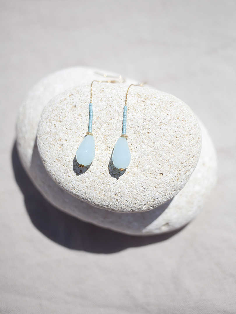 Pendientes 7cm largo con cadena sencilla 1mm bañada en Oro, lágrima facetada de cristal y miyuki azúl.