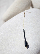 Cargar imagen en el visor de la galería, Pendientes largos de 7 cm con cadena sencilla 1 mm bañada en oro lágrima de ónix y rocalla negra.
