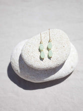 Cargar imagen en el visor de la galería, Pendientes 7 cm de largo con cadena sencilla bañada en oro y doble cristal facetado verde.
