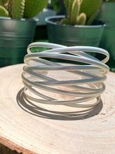 Cargar imagen en el visor de la galería, Brazalete plata entrelazado grande, brazalete bañado en plata mate de tiras entrelazadas entre si de 4,5cm en su arte mas ancha.
