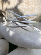 Cargar imagen en el visor de la galería, Brazalete plata entrelazado pequeño, brazalete bañado en plata mate de tiras entrelazadas entre si de 3,5cm en su arte mas ancha.
