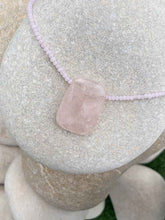 Cargar imagen en el visor de la galería, Collar oro piedra cuarzo/rosa de 35x25mm con cuentas de cristal rosa facetadas de 2mm con un largo de 37cm con extension.
