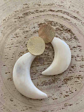 Cargar imagen en el visor de la galería, Pendientes presion oro luna de hueso de 45x17mm con perno en oro mate de 18,5mm con cierre de silicona, ideales para el verano.
