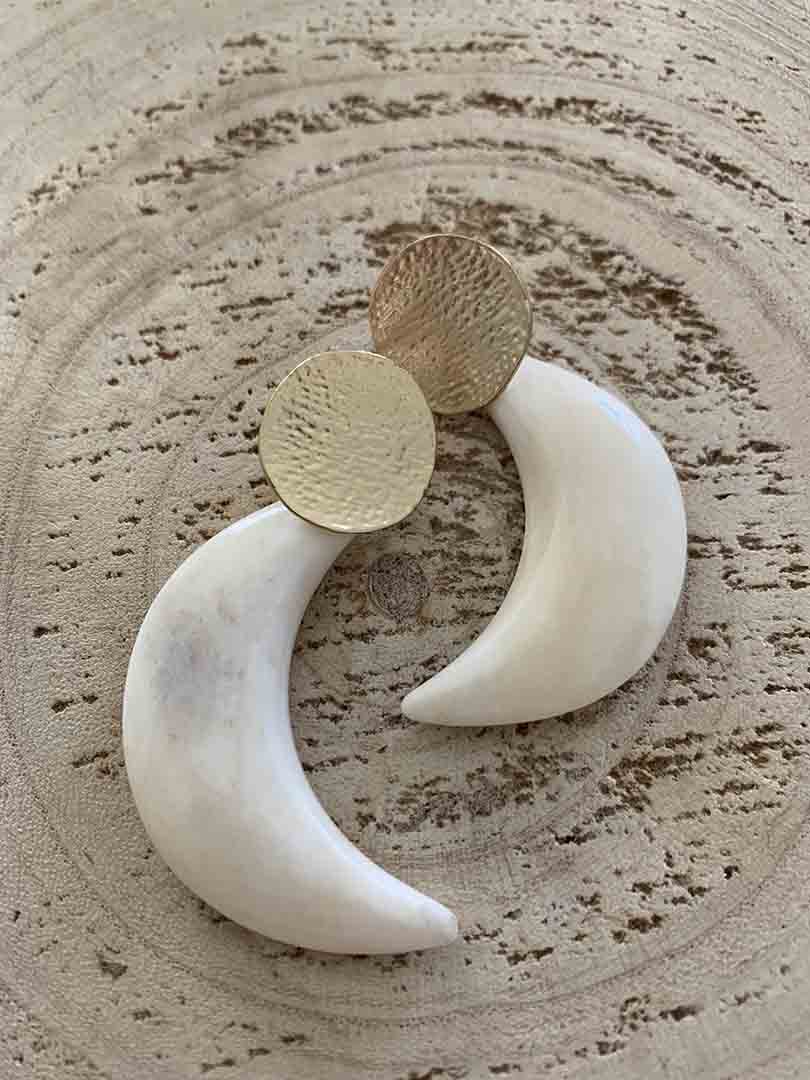 Pendientes presion oro luna de hueso de 45x17mm con perno en oro mate de 18,5mm con cierre de silicona, ideales para el verano.