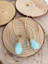 Cargar imagen en el visor de la galería, Pendientes en v oro azul, lagrima facetada en azul con detalle de cristal de 2mm en azul clarito, muy veraniegos y para todos los días.

