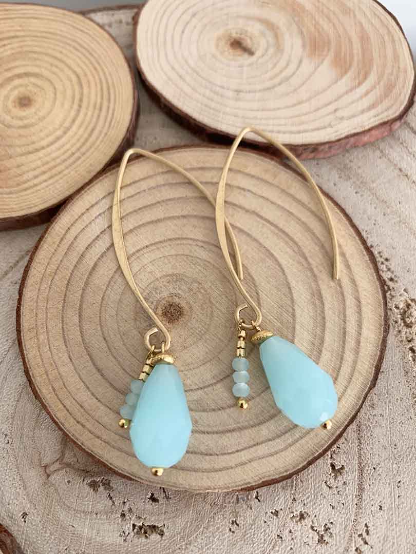Pendientes en v oro azul, lagrima facetada en azul con detalle de cristal de 2mm en azul clarito, muy veraniegos y para todos los días.