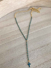 Cargar imagen en el visor de la galería, Collar oro cruz turquesa de 10x6mm esmaltada con cadena de miyuki y cadena de eslabones de 2,5mm bañado en oro mate con extensión.
