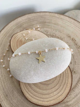 Cargar imagen en el visor de la galería, Collar oro estrella rosario, estrella oro mate de 8mm con cadena de rosario en blanco de 37 cm de largo y extensión para poner a diferentes medidas.
