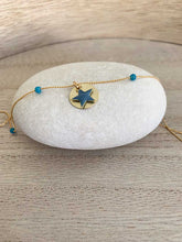 Cargar imagen en el visor de la galería, Collar oro estrella esmaltada en azul de 10mm con chapa oro mate de 12mm, cadena sencilla de 0,7 de 37cm de largo con cristal facetado 2mm azul.
