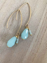 Cargar imagen en el visor de la galería, Pendientes en v oro azul, lagrima facetada en azul con detalle de cristal de 2mm en azul clarito, muy veraniegos y para todos los días.
