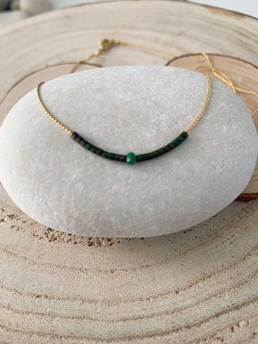 Collar oro cadena miyuki/verde de 37cm de largo con cuentas de cristal japonés verde y pieza central de cristal verde facetado de 2mm, con extensión.