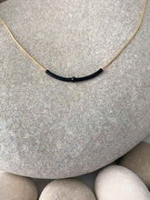 Cargar imagen en el visor de la galería, Collar oro cadena miyuki/negro de 37cm de largo con cuentas de cristal japonés negro y pieza central de cristal negro facetado de 2mm, con extensión.

