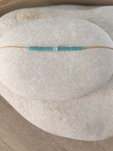 Cargar imagen en el visor de la galería, Collar oro cadena miyuki/turquesa de 37cm de largo con cuentas de cristal japonés turquesa y pieza central de cristal turquesa facetado de 2mm.

