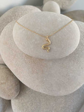 Cargar imagen en el visor de la galería, Collar oro culebra mate, con cadena sencilla de 0,7mm bañada en oro y con pieza central de culebra de 16x9mm oro mate y extensión para diferentes medidas.
