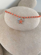 Cargar imagen en el visor de la galería, Collar oro estrella nacar/coral, con cadena rosario de 2x3mm con cristal coral de 2mm y pieza central de nácar y estrella esmaltada 10mm, con extension.
