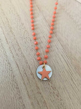 Cargar imagen en el visor de la galería, Collar oro estrella nacar/coral, con cadena rosario de 2x3mm con cristal coral de 2mm y pieza central de nácar y estrella esmaltada 10mm, con extension.
