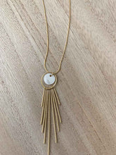 Cargar imagen en el visor de la galería, Collar oro colgantes nacar, pieza de aro con colgantes de 65x13mm en oro mate y pieza central de nacar mini con cadena sencilla de 0,7mm y un largo de 37cm.
