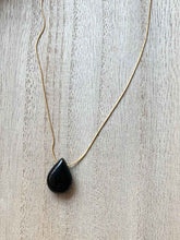 Cargar imagen en el visor de la galería, Collar oro largo lagrima onix negro, con cadena sencilla de 0,7mm bañada en oro mate y un largo de 62cm con extension para poner a diferentes medidas.
