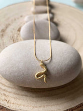 Cargar imagen en el visor de la galería, Collar oro culebra mate, con cadena sencilla de 0,7mm bañada en oro y con pieza central de culebra de 16x9mm oro mate y extensión para diferentes medidas.
