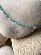 Cargar imagen en el visor de la galería, Collar oro miyuki cristal/turquesa, de 37cm con miyuki cristal japones de 11/0 intercalado con cuentas de cristal facetado en turquesa de 2mm con extension.
