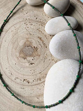 Cargar imagen en el visor de la galería, Collar oro miyuki cristal/verde, de 37cm con miyuki cristal japonés de 11/0 intercalado con cuentas de cristal facetado en verde de 2mm con extensión.
