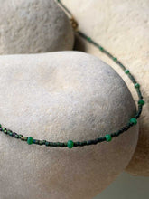 Cargar imagen en el visor de la galería, Collar oro miyuki cristal/verde, de 37cm con miyuki cristal japonés de 11/0 intercalado con cuentas de cristal facetado en verde de 2mm con extensión.
