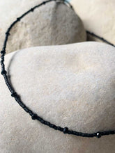 Cargar imagen en el visor de la galería, Collar oro miyuki cristal/negro, de 37cm con miyuki cristal japonés de 11/0 intercalado con cuentas de cristal facetado en negro de 2mm con extensión.

