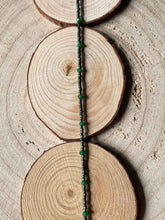 Cargar imagen en el visor de la galería, Collar oro miyuki cristal/verde, de 37cm con miyuki cristal japonés de 11/0 intercalado con cuentas de cristal facetado en verde de 2mm con extensión.

