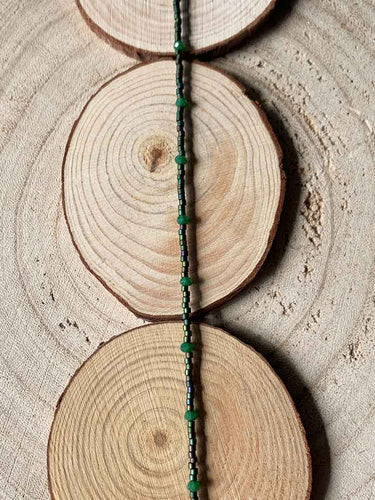 Collar oro miyuki cristal/verde, de 37cm con miyuki cristal japonés de 11/0 intercalado con cuentas de cristal facetado en verde de 2mm con extensión.