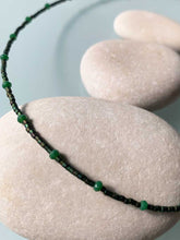 Cargar imagen en el visor de la galería, Collar oro miyuki cristal/verde, de 37cm con miyuki cristal japonés de 11/0 intercalado con cuentas de cristal facetado en verde de 2mm con extensión.
