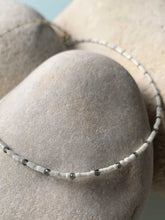 Cargar imagen en el visor de la galería, Collar oro miyuki espinella, de 37cm de largo con extensión para diferentes medidas, con cuentas de cristal japones en blanco y espinela gris intercaladas.
