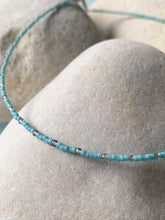 Cargar imagen en el visor de la galería, Collar oro miyuki espinela, de 37cm de largo con extensión para diferentes medidas, con cuentas de cristal japones en turquesa y espinela gris intercaladas.
