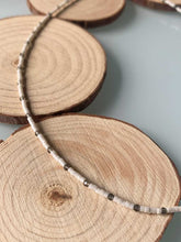Cargar imagen en el visor de la galería, Collar oro miyuki espinella, de 37cm de largo con extensión para diferentes medidas, con cuentas de cristal japones en blanco y espinela gris intercaladas.
