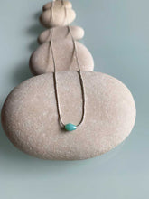 Cargar imagen en el visor de la galería, Collar plata minimal ovalado/turquesa con cadena sencilla de 0,7mm y pieza central de cristal facetado en color turquesa con extension.
