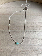 Cargar imagen en el visor de la galería, Collar plata minimal ovalado/turquesa con cadena sencilla de 0,7mm y pieza central de cristal facetado en color turquesa con extension.
