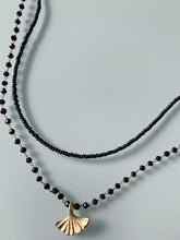 Cargar imagen en el visor de la galería, Collar oro rosario negro/hoja, cadena de rosario y cristal negro 3x2mm con hoja de 15x15mm oro mate y cadena de rocalla negra, con extensión.
