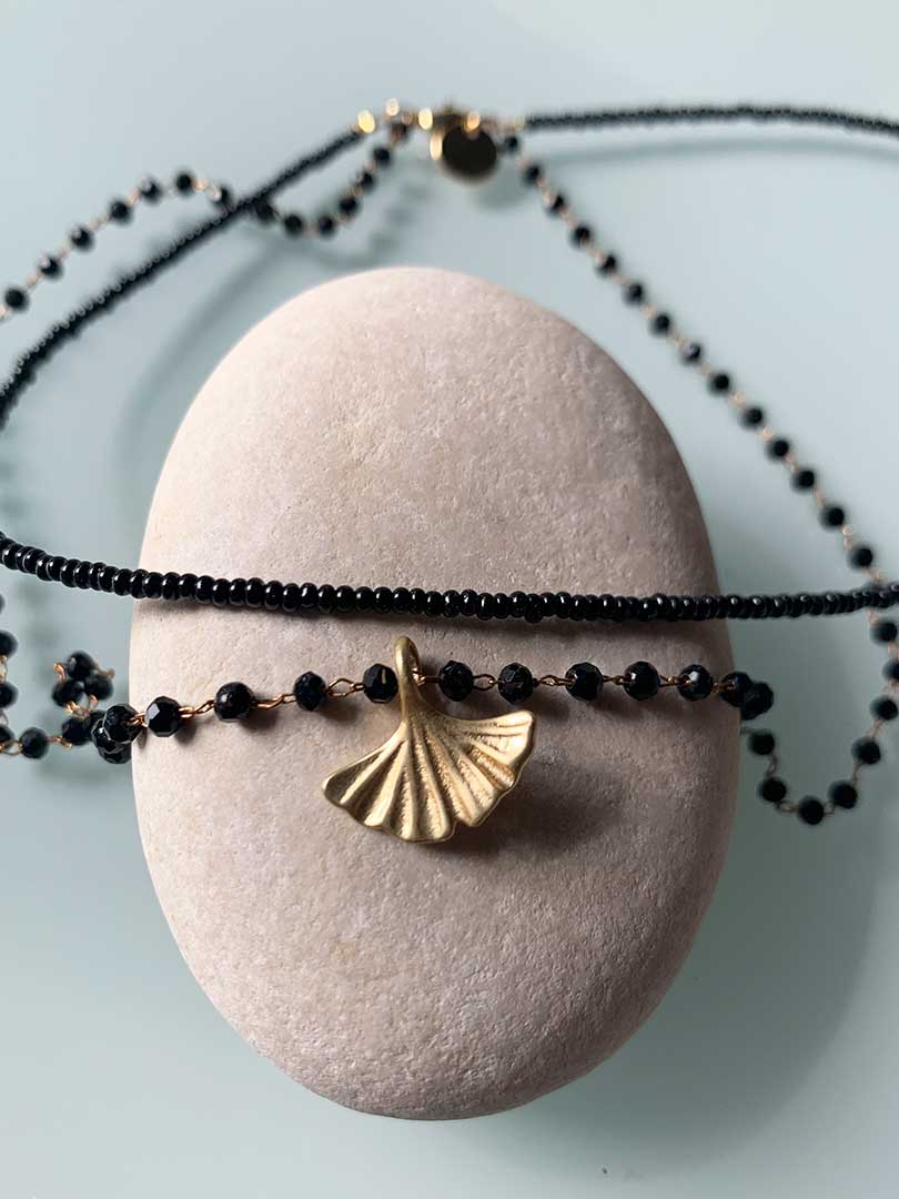 Collar oro rosario negro/hoja, cadena de rosario y cristal negro 3x2mm con hoja de 15x15mm oro mate y cadena de rocalla negra, con extensión.