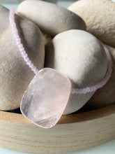Cargar imagen en el visor de la galería, Collar oro piedra cuarzo/rosa de 35x25mm con cuentas de cristal rosa facetadas de 2mm con un largo de 37cm con extension.
