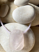Cargar imagen en el visor de la galería, Collar oro piedra cuarzo/rosa de 35x25mm con cuentas de cristal rosa facetadas de 2mm con un largo de 37cm con extension.
