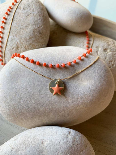 Collar oro estrella/nácar coral/doble, cadena rosario en coral de 2x3mm y cadena sencilla de 0,7mm con pieza central de nácar, estrella esmaltada 10mm, con extensión.