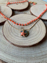 Cargar imagen en el visor de la galería, Collar oro estrella/nácar coral/doble, cadena rosario en coral de 2x3mm y cadena sencilla de 0,7mm con pieza central de nácar, estrella esmaltada 10mm, con extensión.
