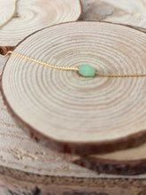 Cargar imagen en el visor de la galería, Collar oro minimal ovalado/verde con cadena sencilla de 0,7mm y pieza central de cristal facetado en color verde con extension para diferentes medidas.

